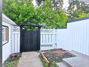 11225 Goodwin Way NE in Seattle, WA - Building Photo - Building Photo