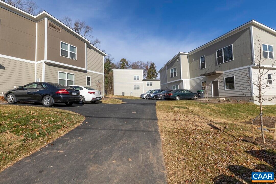 103 Thomas Dr in Charlottesville, VA - Foto de edificio