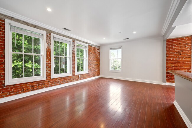 1236 N Flores St in West Hollywood, CA - Building Photo - Interior Photo