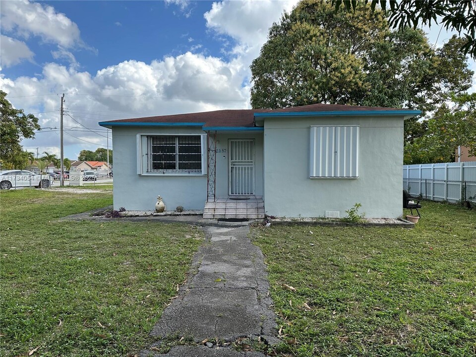 5987 Palm Ave in Hialeah, FL - Building Photo