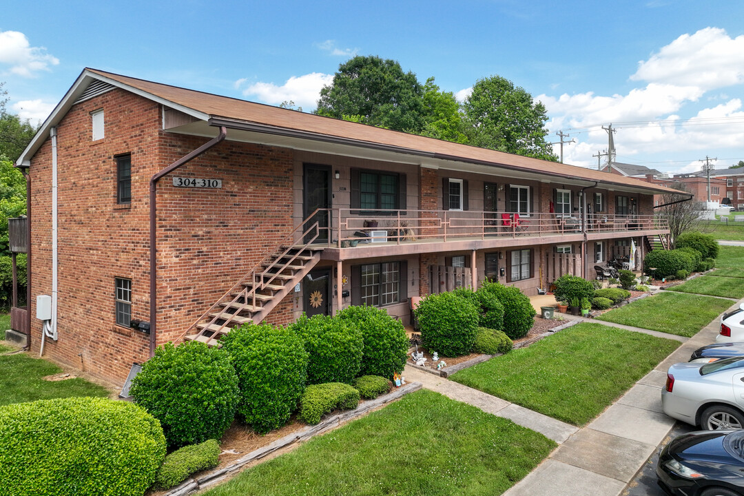 Tanyard Court Villas in Kernersville, NC - Building Photo