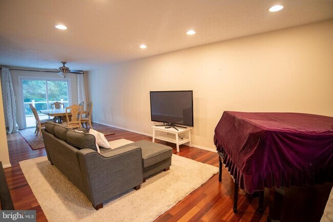 10038 Chatelaine Cir in Ellicott City, MD - Building Photo - Building Photo