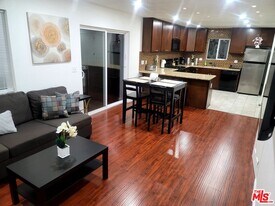 1212 Cloverdale Ave in Los Angeles, CA - Building Photo