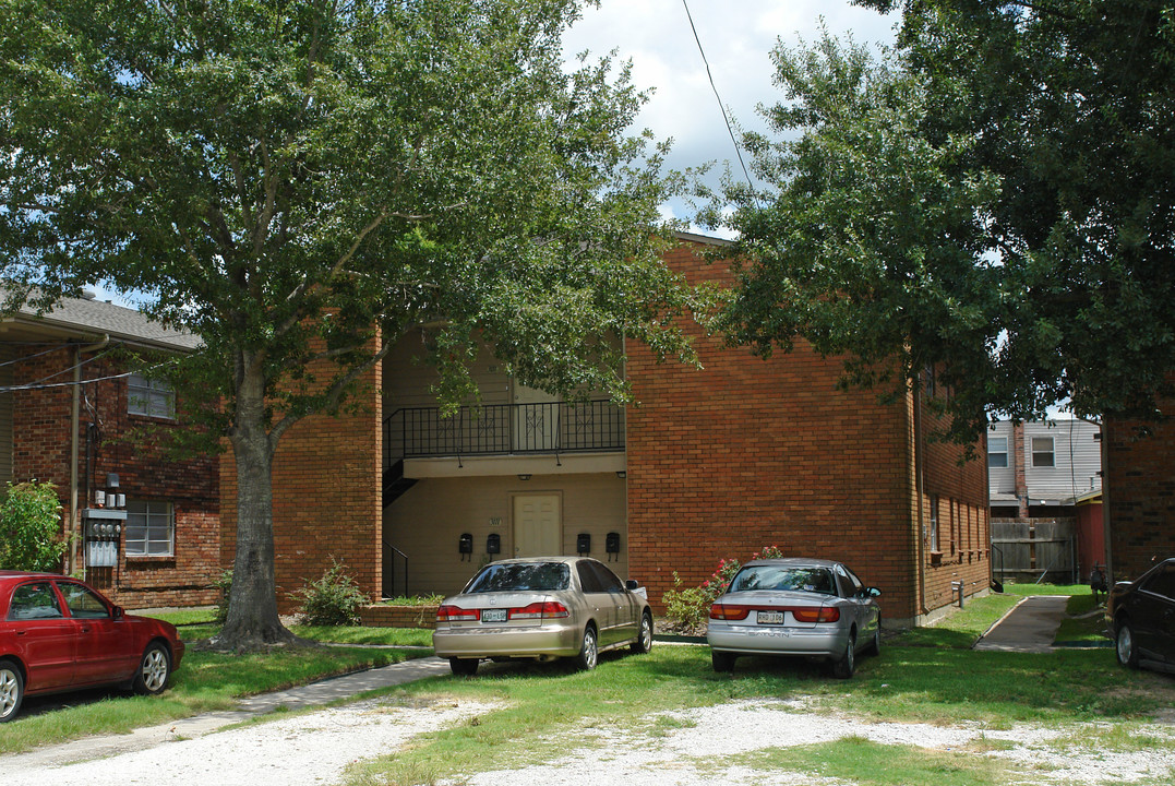 3109 Lake Villa Dr in Metairie, LA - Building Photo