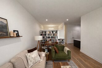 4513 N Clark St, Unit 304 in Chicago, IL - Foto de edificio - Building Photo