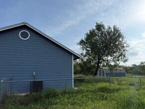 455 Country Trail in Pleasanton, TX - Building Photo - Building Photo
