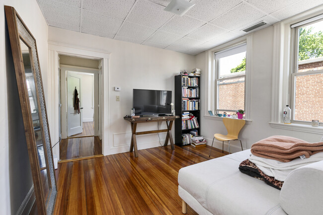5 Wood St, Unit 6 in Cambridge, MA - Foto de edificio - Building Photo