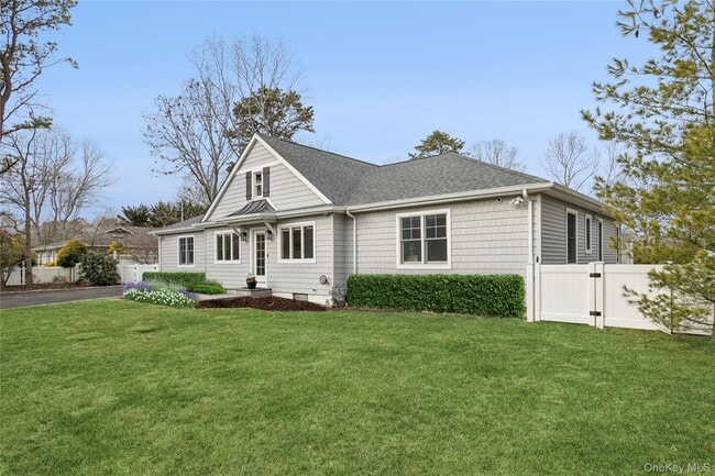 4 Chestnut Ln in East Quogue, NY - Building Photo - Building Photo