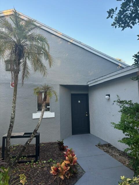 1092 Lake Victoria Dr in West Palm Beach, FL - Building Photo