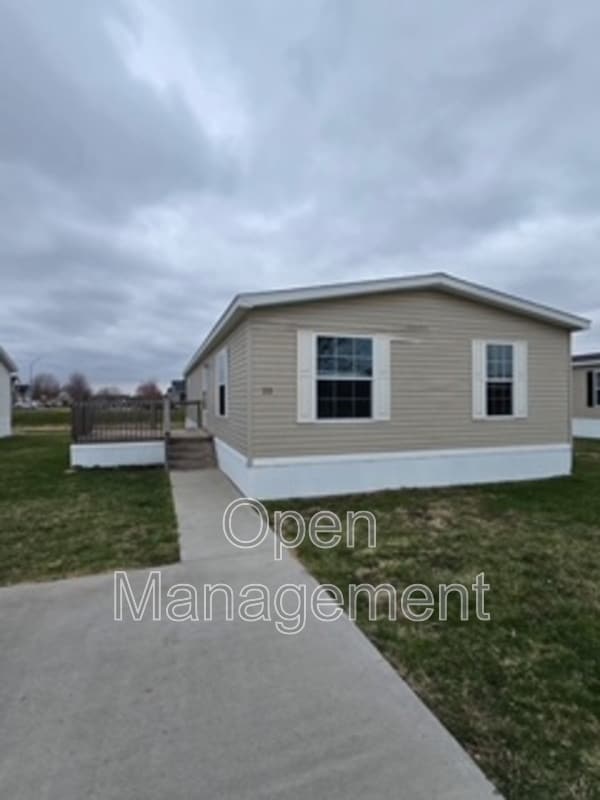 511 E 1st St in Huxley, IA - Building Photo - Building Photo