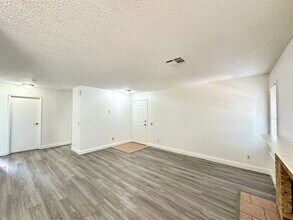 6687 W Tropicana Ave in Las Vegas, NV - Building Photo - Building Photo
