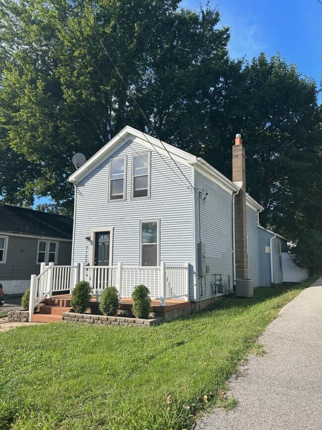 7122 Drury Ln Rentals in Maplewood, MO