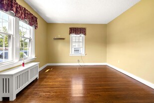 80 Country Ln in Vernon, CT - Building Photo