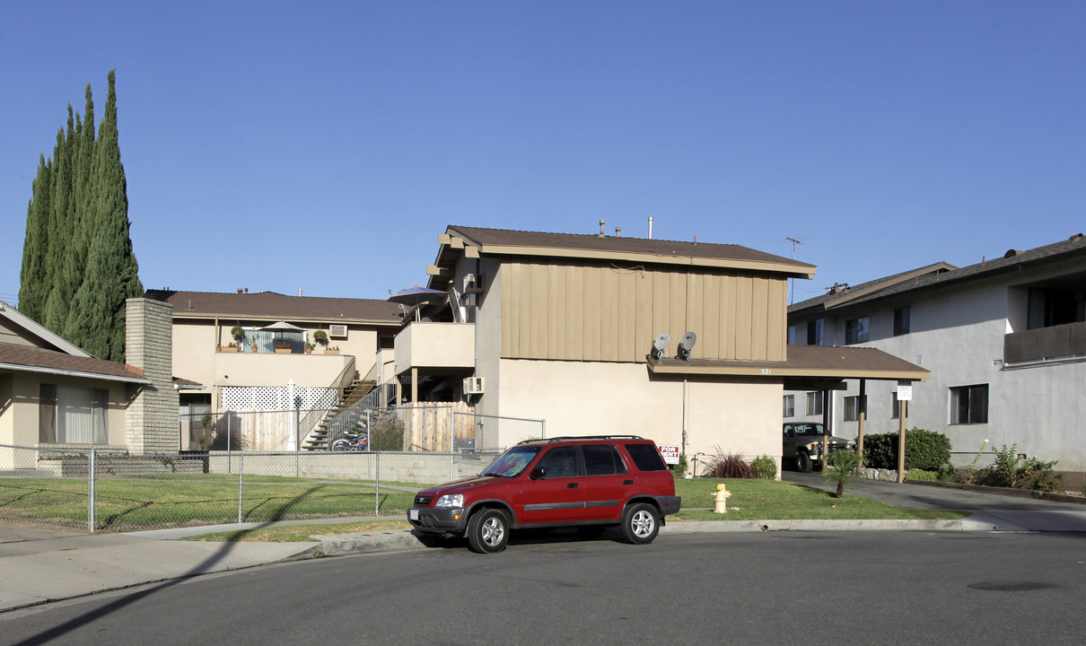 521 Ridgeway Ln in La Habra, CA - Foto de edificio