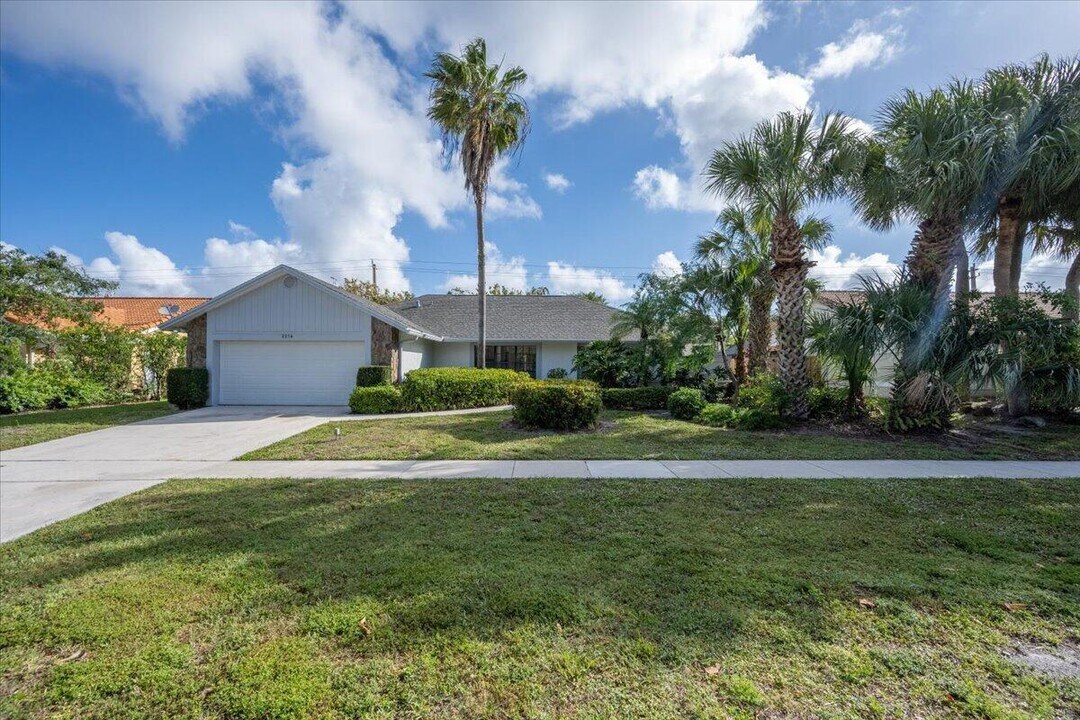 2216 Amesbury Ct in Wellington, FL - Building Photo