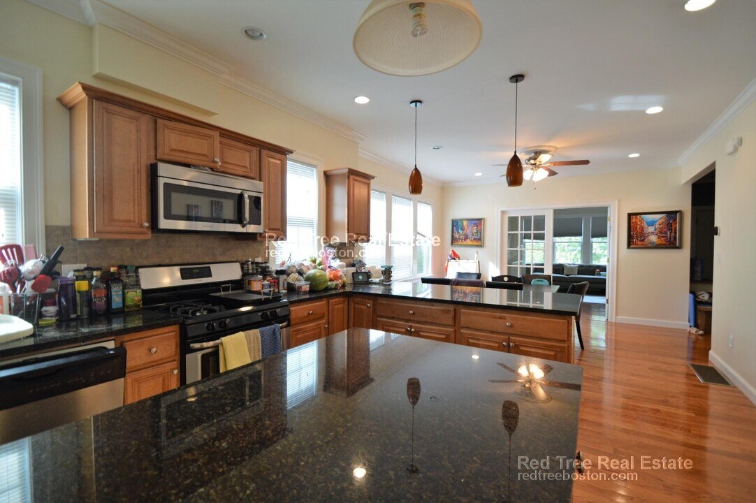 222 Winchester St, Unit 2 in Brookline, MA - Foto de edificio