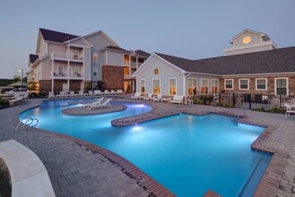 The Nest on 17 in Carrollton, VA - Foto de edificio - Building Photo