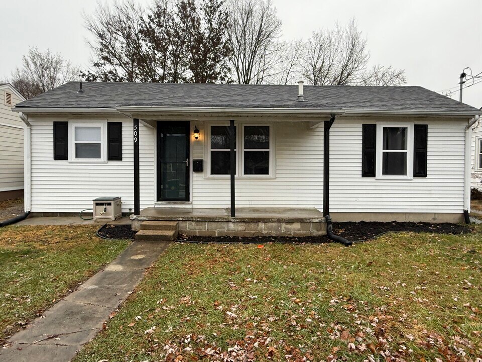 509 E Mill St in Fortville, IN - Foto de edificio