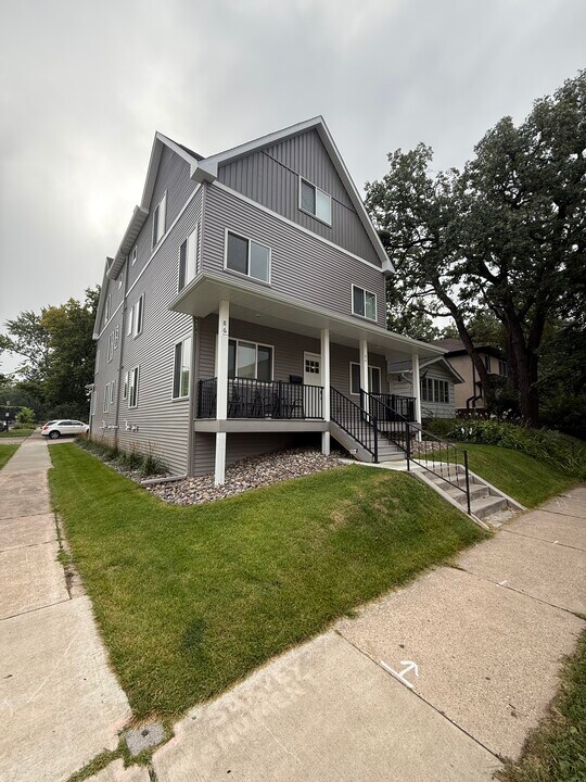 84 Cleveland Ave N in St. Paul, MN - Foto de edificio