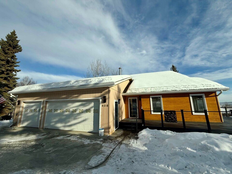 408 Crestmont Dr in Fairbanks, AK - Building Photo