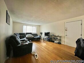 26 Allston St, Unit 11 in Boston, MA - Foto de edificio - Building Photo