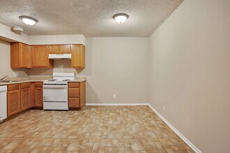 Brentwood Park Apartments in Grandview, MO - Foto de edificio - Building Photo