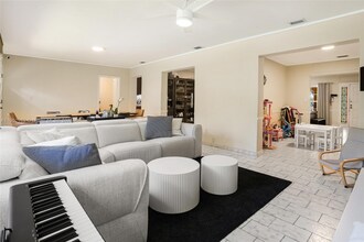 600 SW 25th Rd in Miami, FL - Building Photo - Building Photo