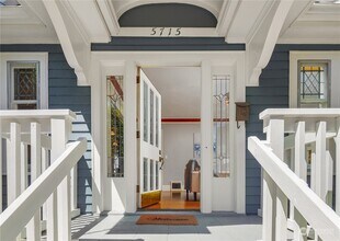 5715 17th Ave NE in Seattle, WA - Building Photo - Building Photo