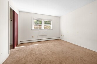 35 Deerfield Ct, Unit E in East Hartford, CT - Building Photo - Building Photo