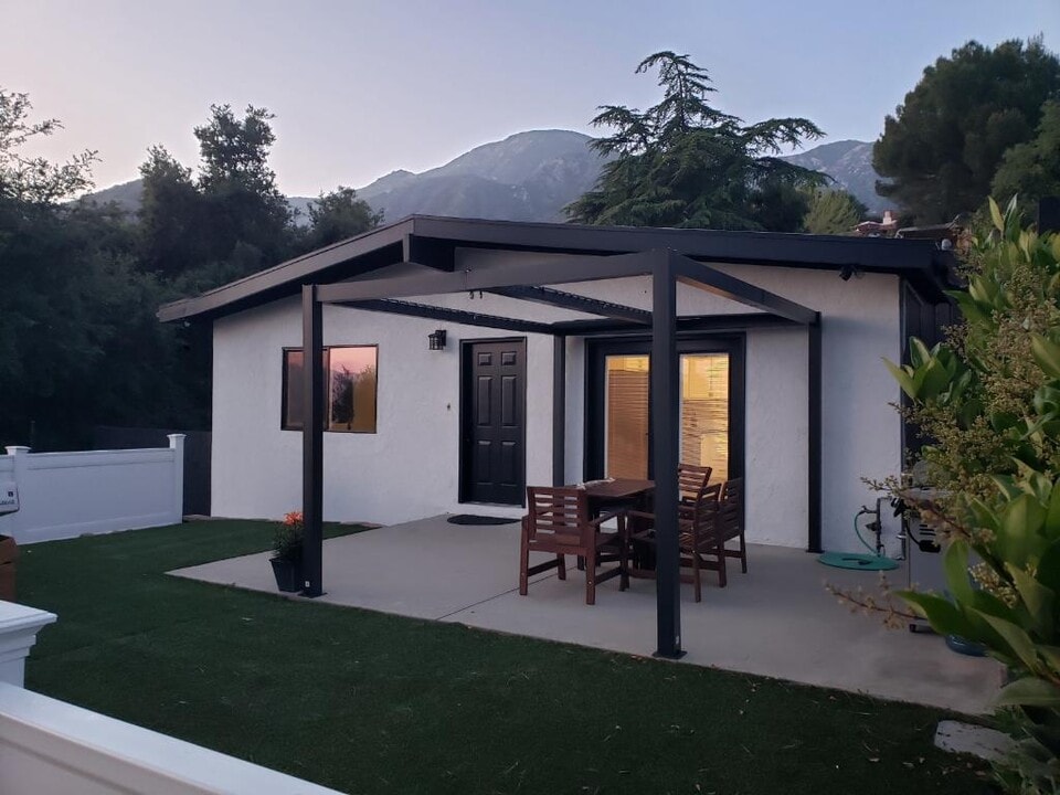 2327 Dorothy St in La Crescenta, CA - Building Photo
