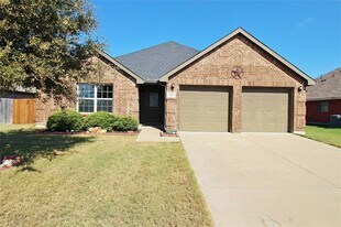 210 Hackney St in Waxahachie, TX - Building Photo