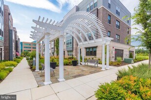 13389 Launders St in Herndon, VA - Building Photo