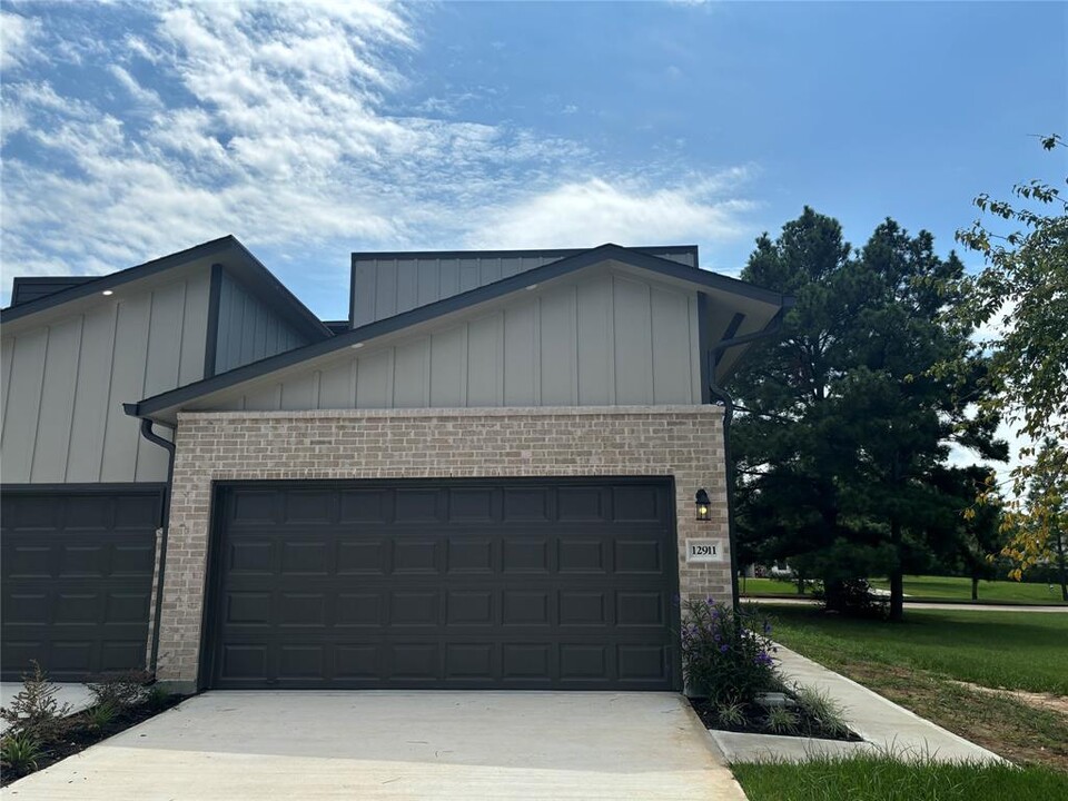 12911 Andromeda Ct in Willis, TX - Foto de edificio