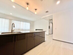 1065 S Wooster St in Los Angeles, CA - Building Photo - Building Photo