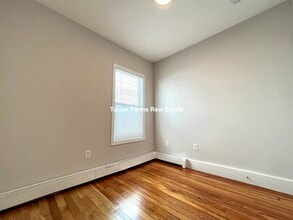 24 Maryland St, Unit 2 in Boston, MA - Foto de edificio - Building Photo