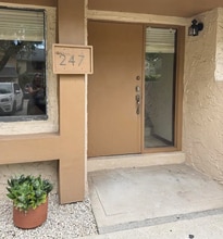 247 Wimbledon Lakes Dr in Plantation, FL - Building Photo - Building Photo