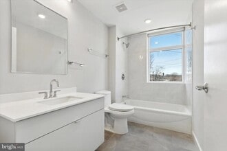 3449 Scotts Ln, Unit A318 in Philadelphia, PA - Foto de edificio - Building Photo