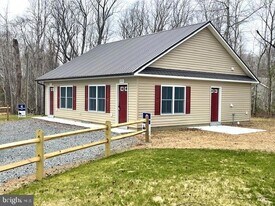 8442 Blue Jay Meadows in King George, VA - Building Photo