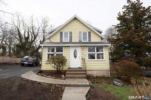 25 Vera St in East Haven, CT - Building Photo