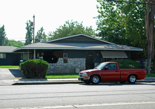 3012-3028 N Fruit Ave in Fresno, CA - Foto de edificio - Building Photo