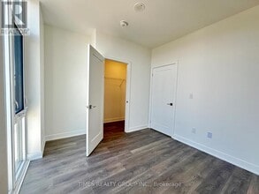 715 Davis Dr in Newmarket, ON - Building Photo - Building Photo