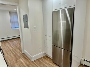 8 Grove St, Unit A in Boston, MA - Foto de edificio - Building Photo