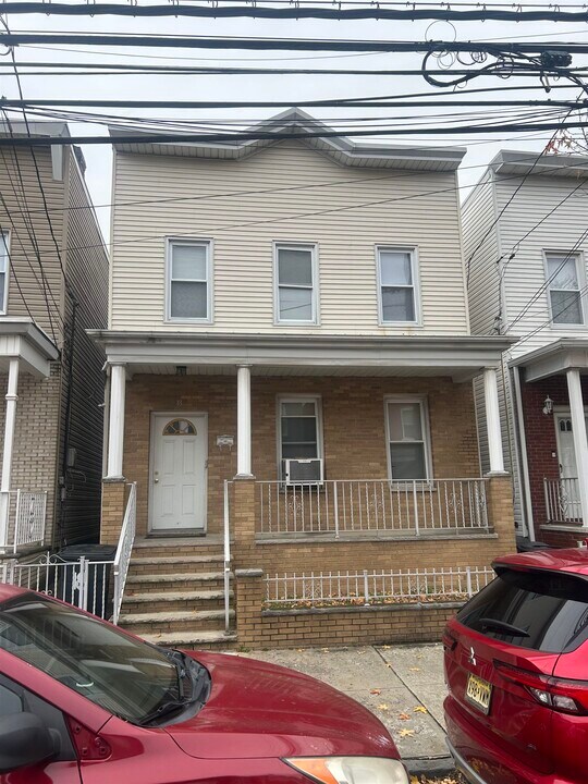 18 W 16th St in Bayonne, NJ - Building Photo