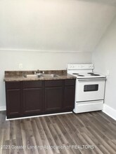 1037 E Oakland Ave in Lansing, MI - Building Photo - Building Photo