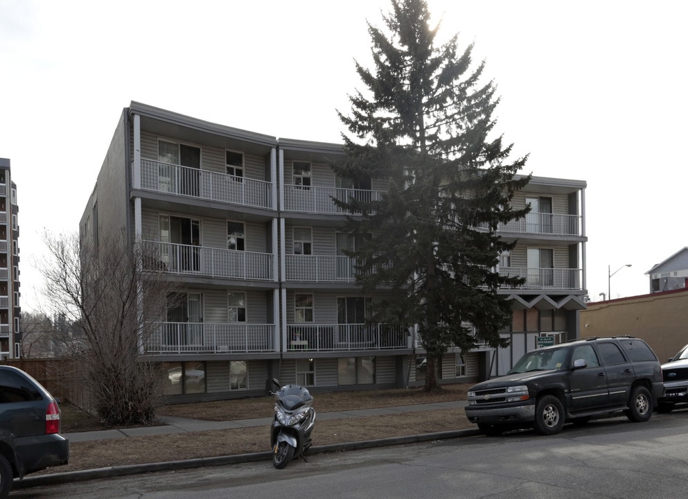 Beltline Apartments off 17th in Calgary, AB - Building Photo