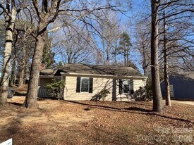 6827 Delta Lake Dr in Charlotte, NC - Building Photo