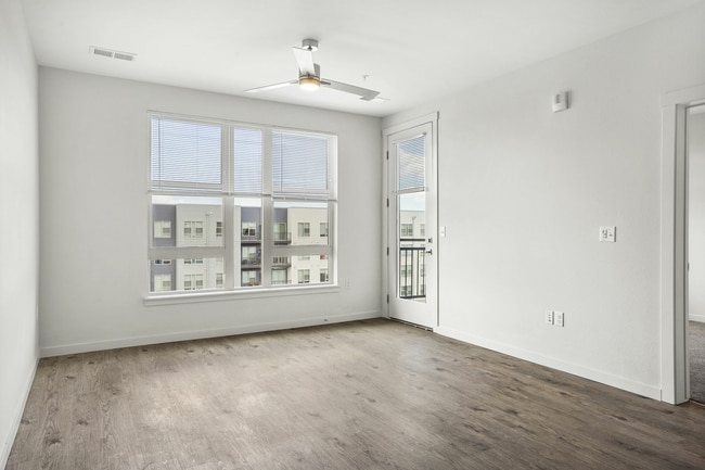 The Landing at Greyhound Park in Commerce City, CO - Foto de edificio - Building Photo