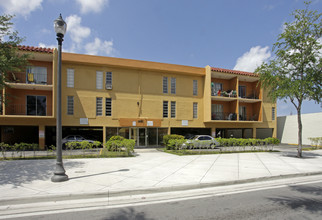 Green Tree Apartments in Miami, FL - Building Photo - Building Photo