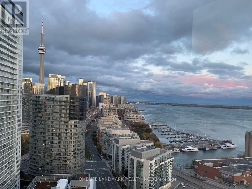 600-3600 Fleet St in Toronto, ON - Building Photo