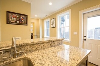 8 Gates St, Unit 1 in Boston, MA - Foto de edificio - Building Photo